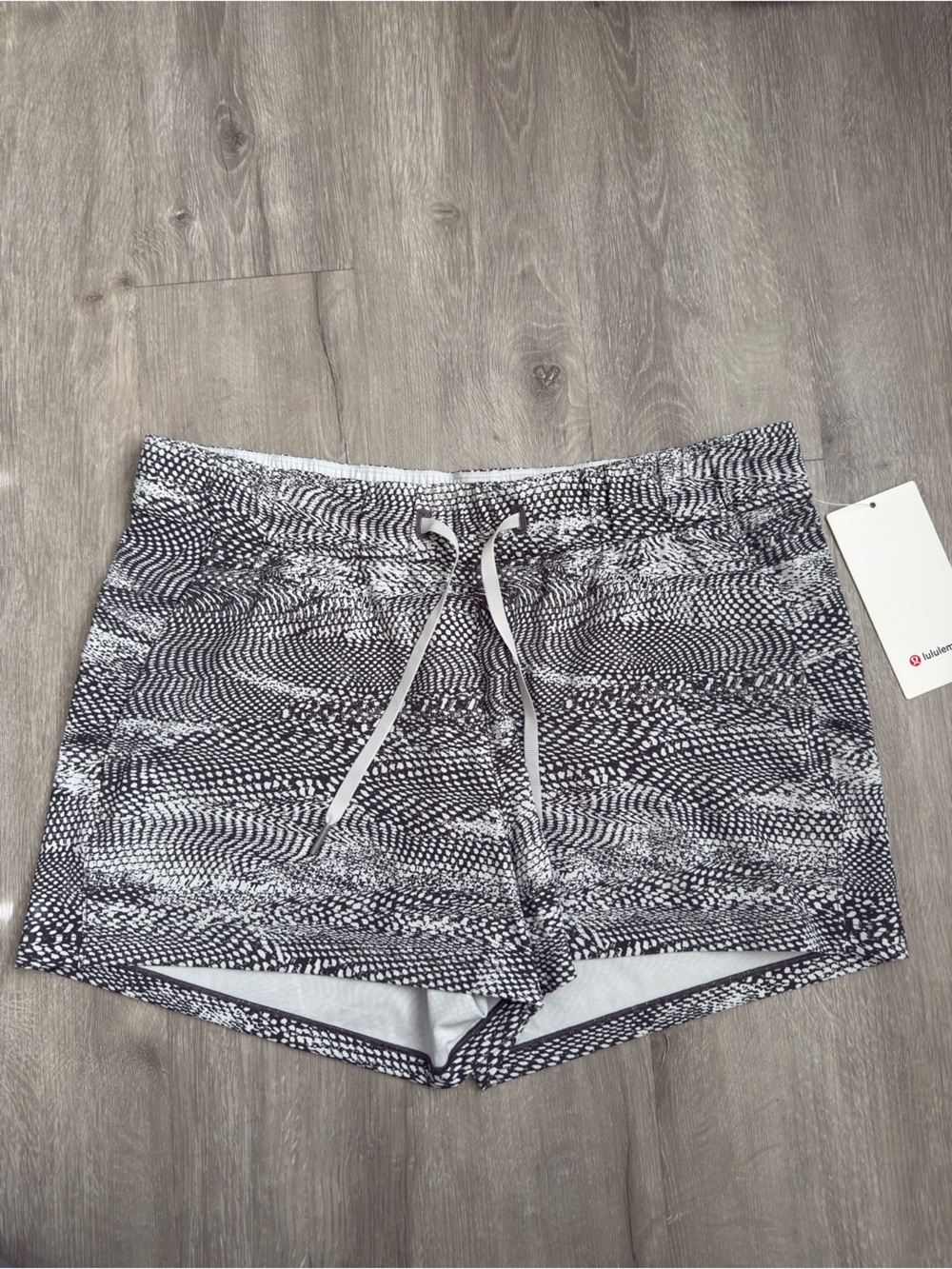 Lululemon On the fly shorts NWT